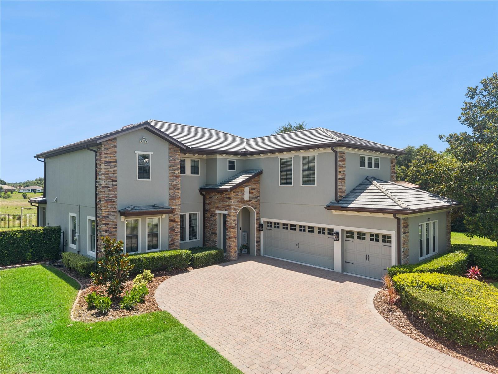 HEATHROW COUNTRY ESTATE HOMES - Residential