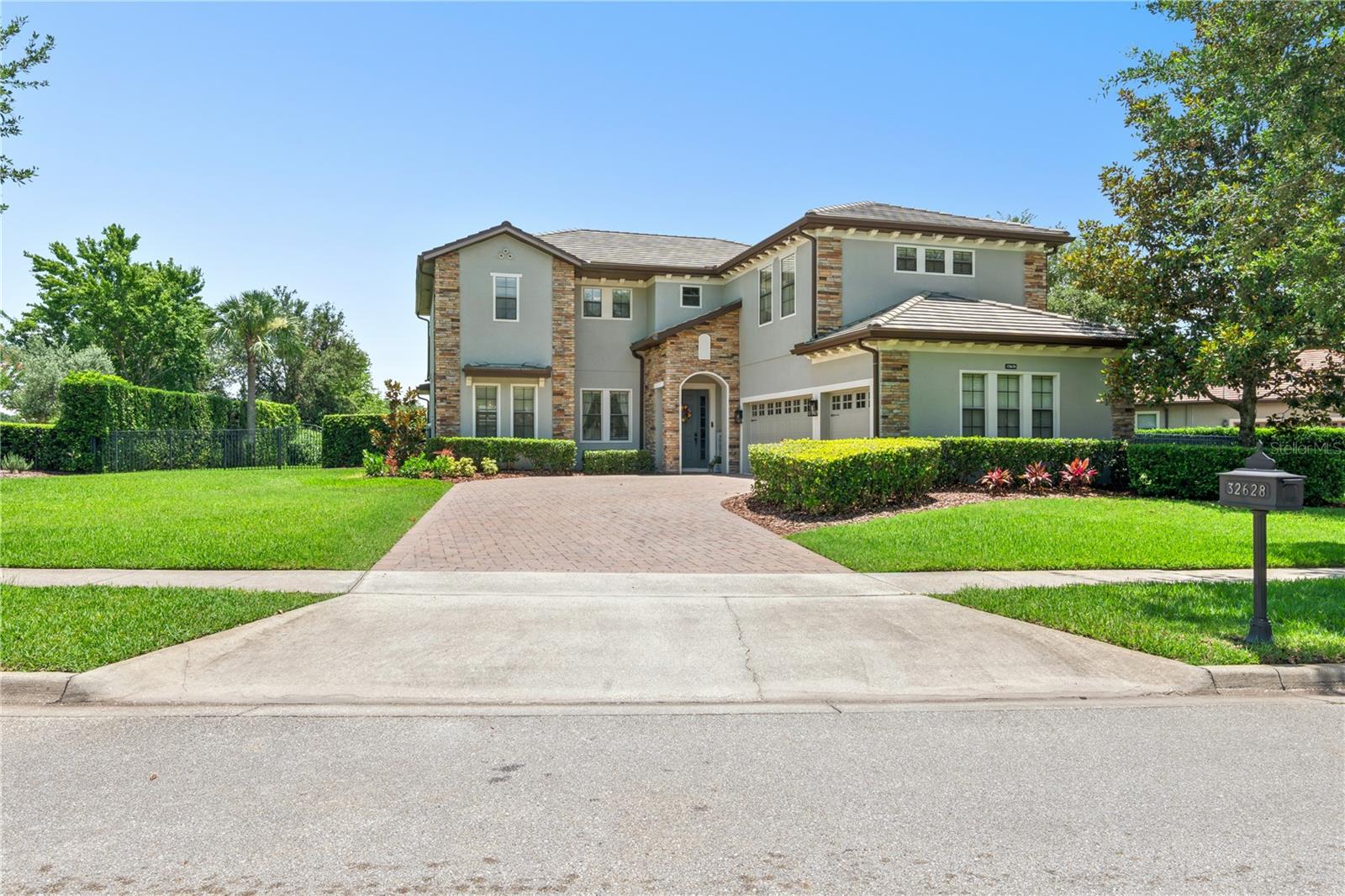 HEATHROW COUNTRY ESTATE HOMES - Residential
