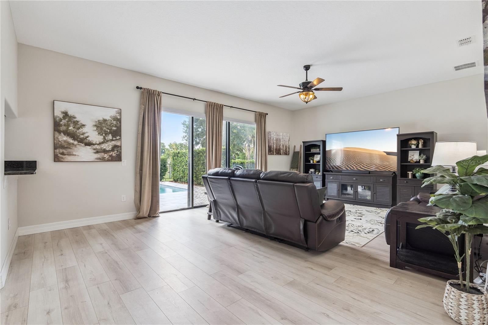 HEATHROW COUNTRY ESTATE HOMES - Residential