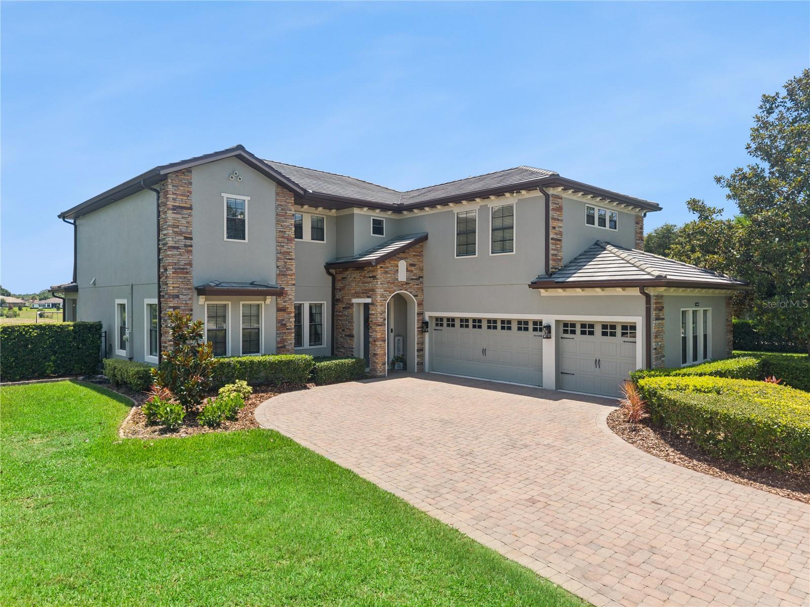 HEATHROW COUNTRY ESTATE HOMES - Residential