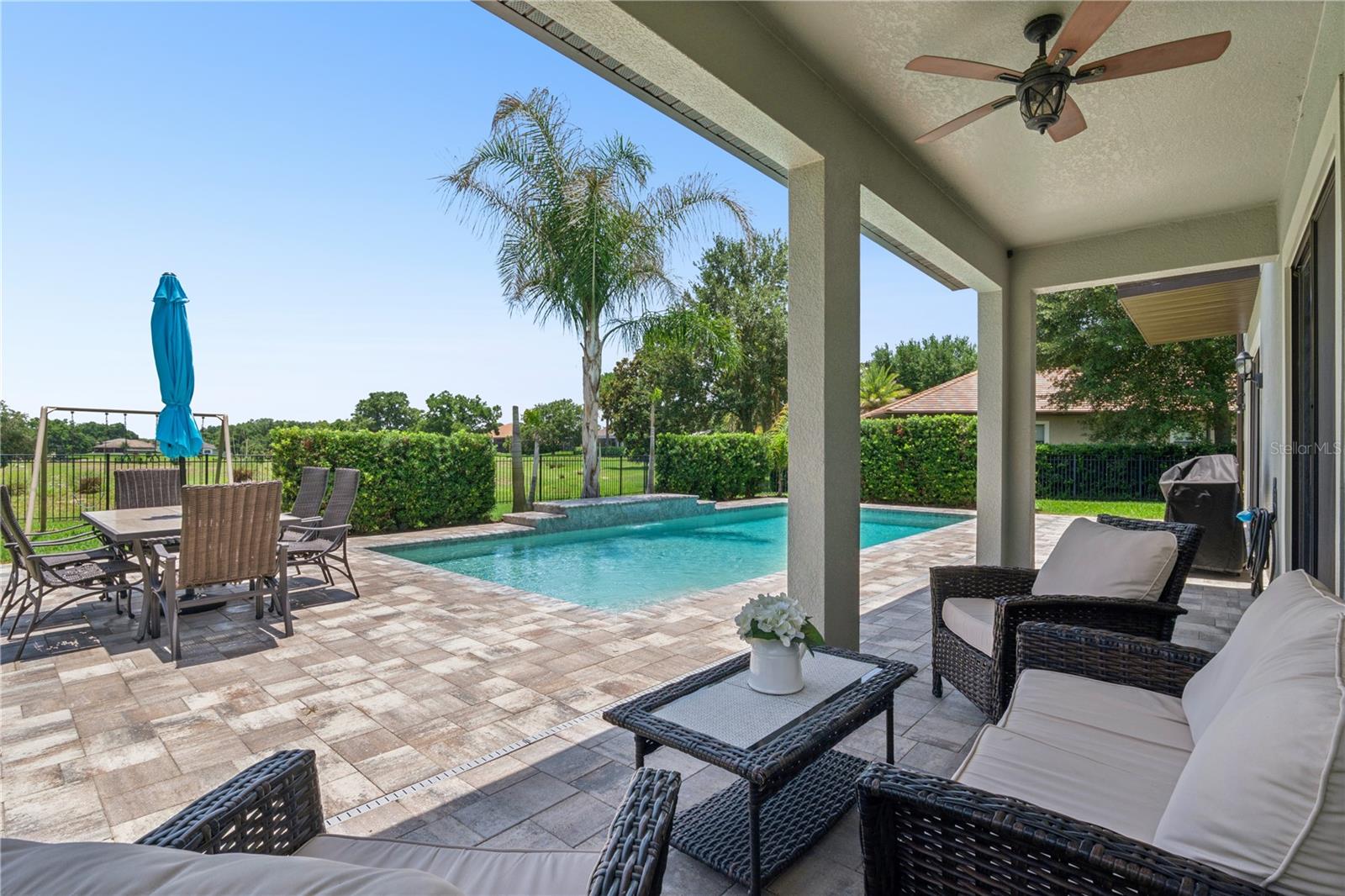 HEATHROW COUNTRY ESTATE HOMES - Residential