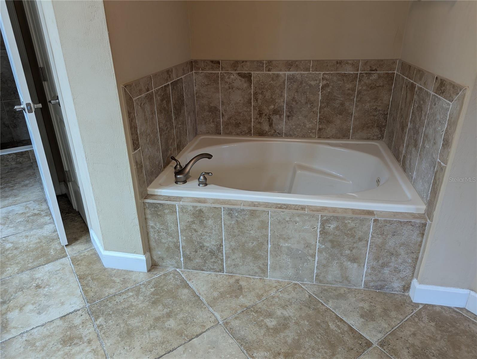 TUSCANY SQUARE 01 CONDO - Residential Lease