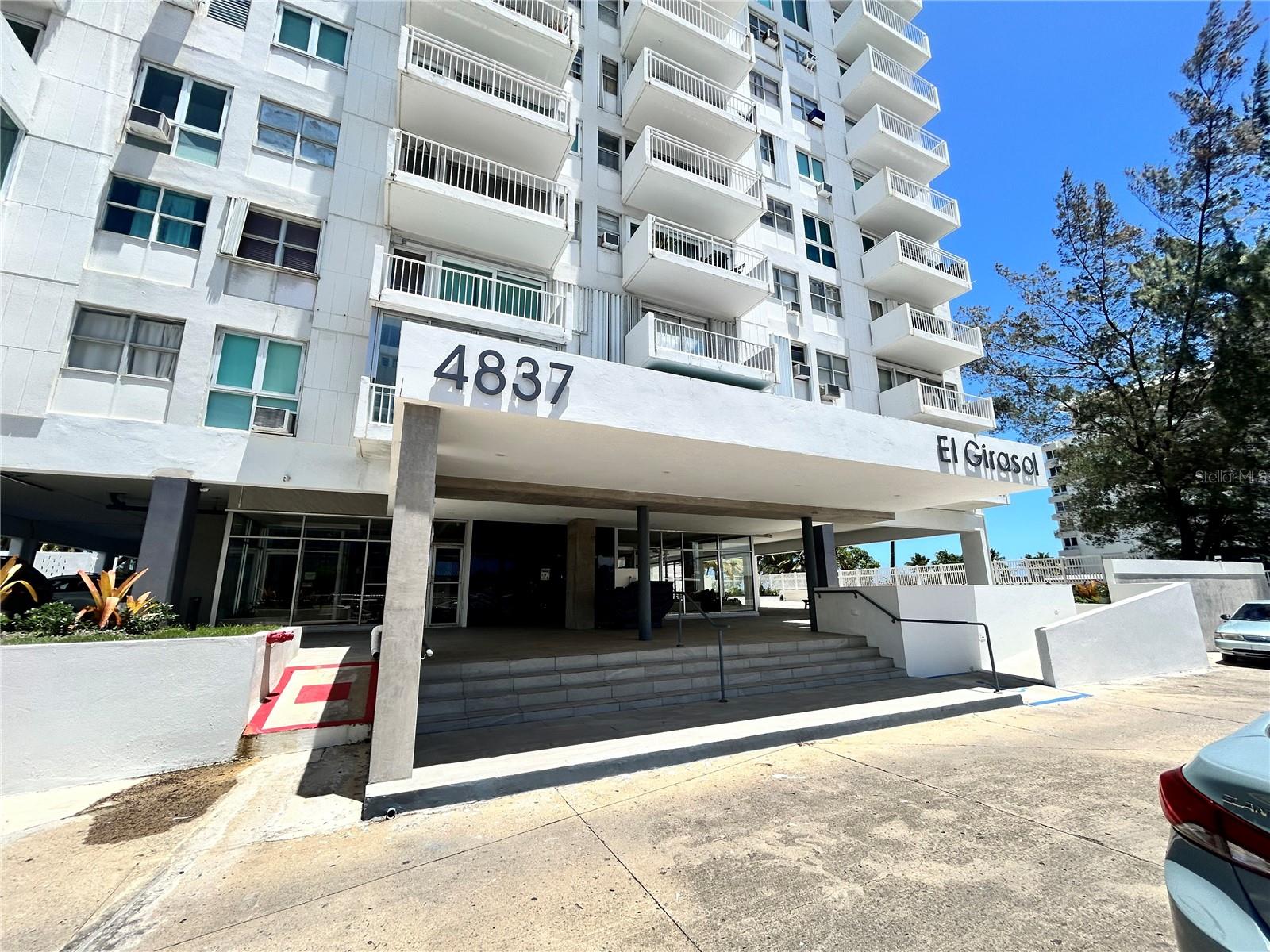 A fully furnished studio apartment is for sale in the El Girasol Condominium, in the heart of Isla Verde. This modern sixth-floor unit features luxurious flooring and a private balcony with stunning panoramic ocean views. It is equipped with a modern kitchen, inverter air conditioning, and 24-hour security. Its strategic location on Isla Verde Avenue offers direct access to the beach, restaurants, and nightlife. Contact us today to schedule a appointment!
