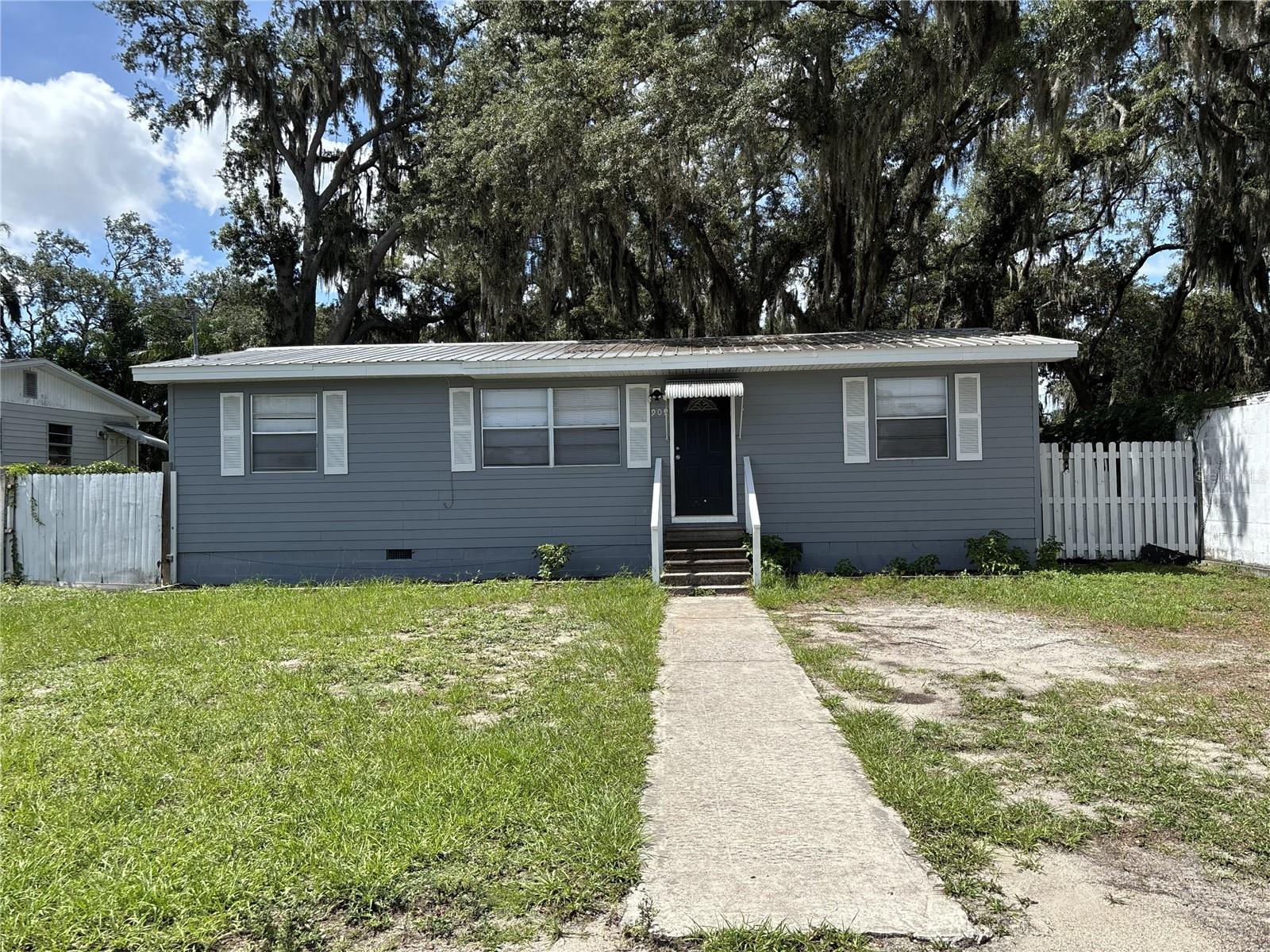 Adorable 3/2 for rent in Avon Park.  Home was recently renovated with new appliances and granite appliances.  The fenced yard includes a shed.