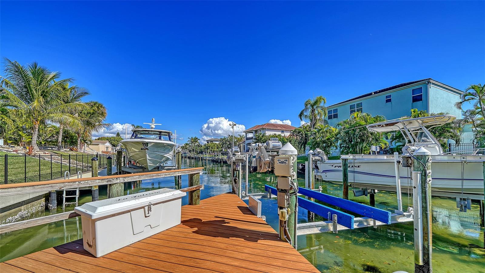 COUNTRY CLUB SHORES - Residential
