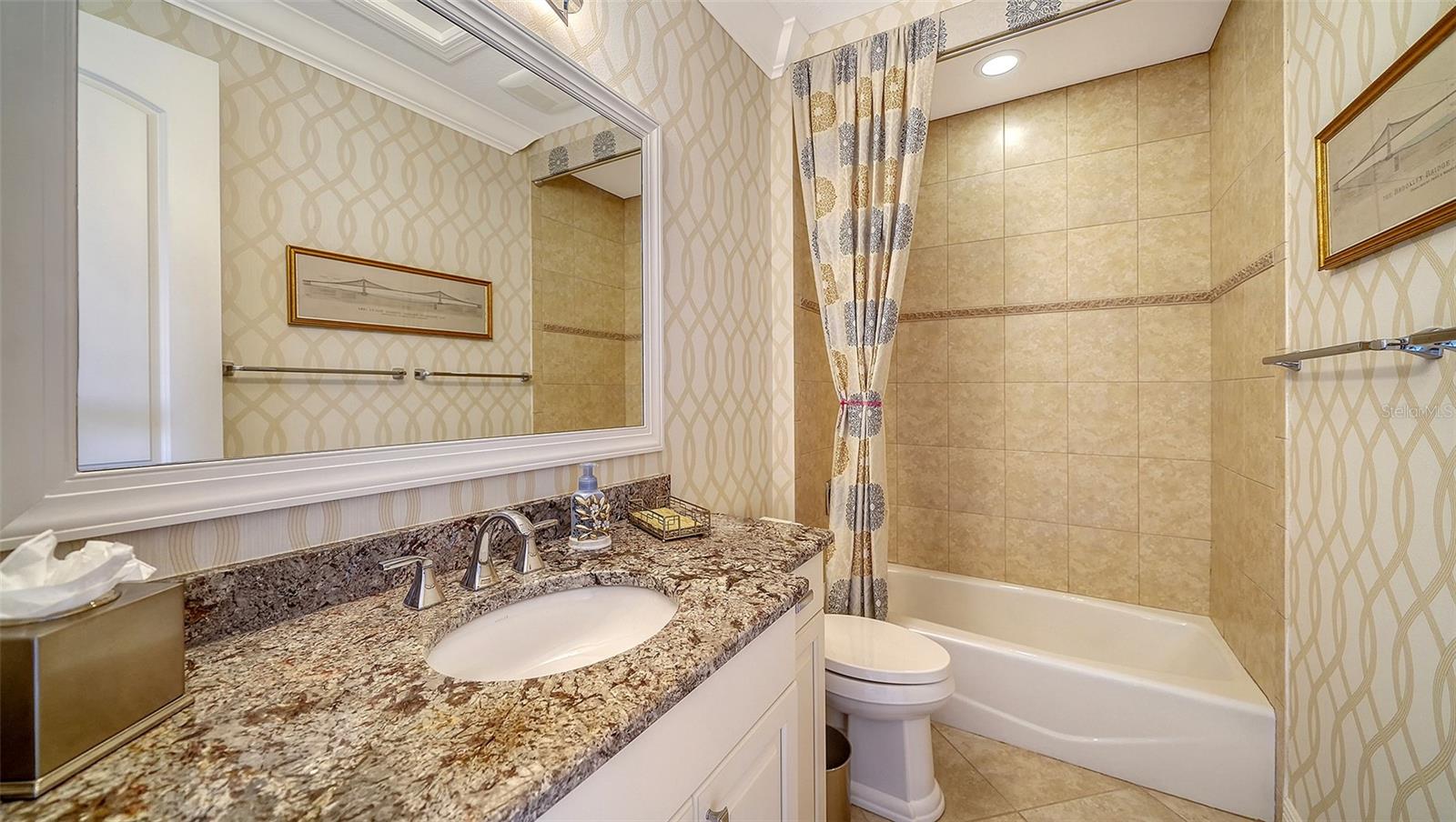COUNTRY CLUB SHORES - Residential