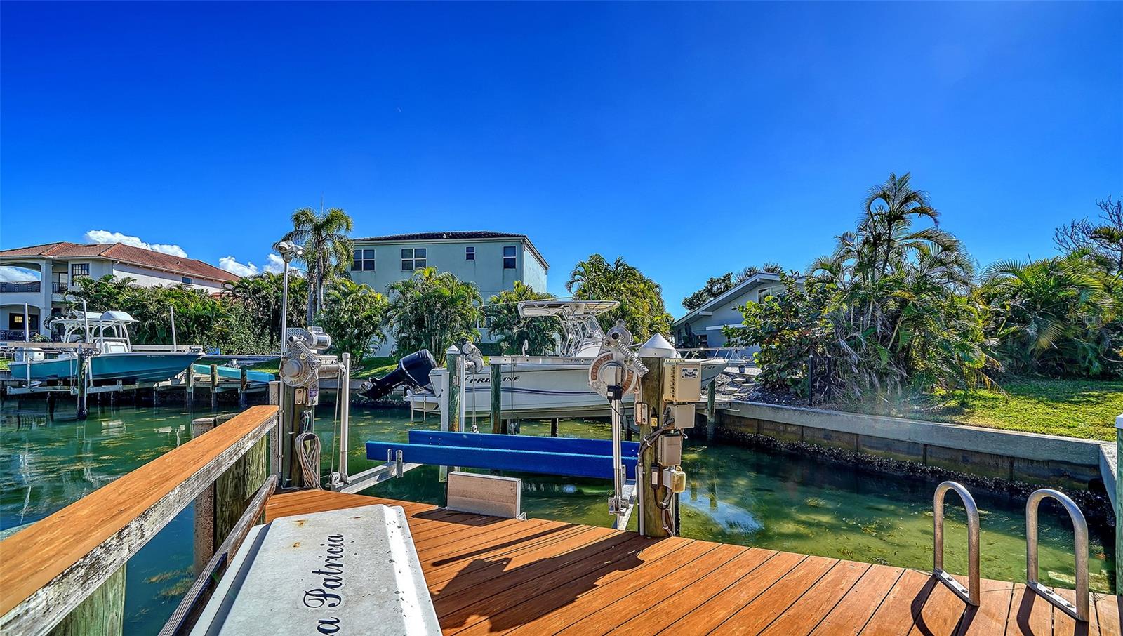 COUNTRY CLUB SHORES - Residential