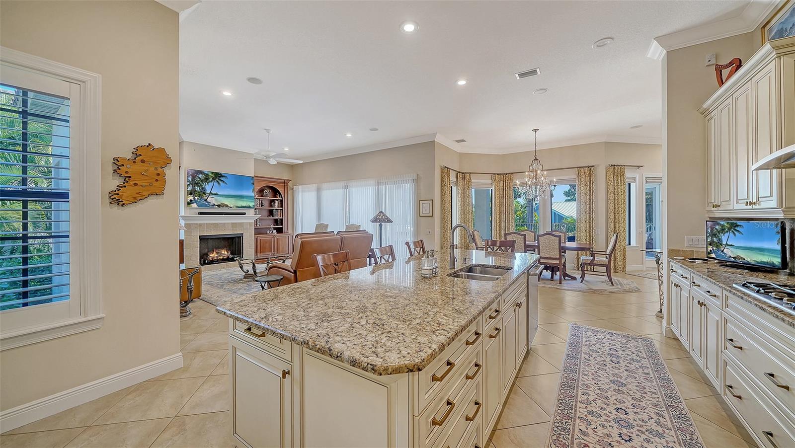 COUNTRY CLUB SHORES - Residential