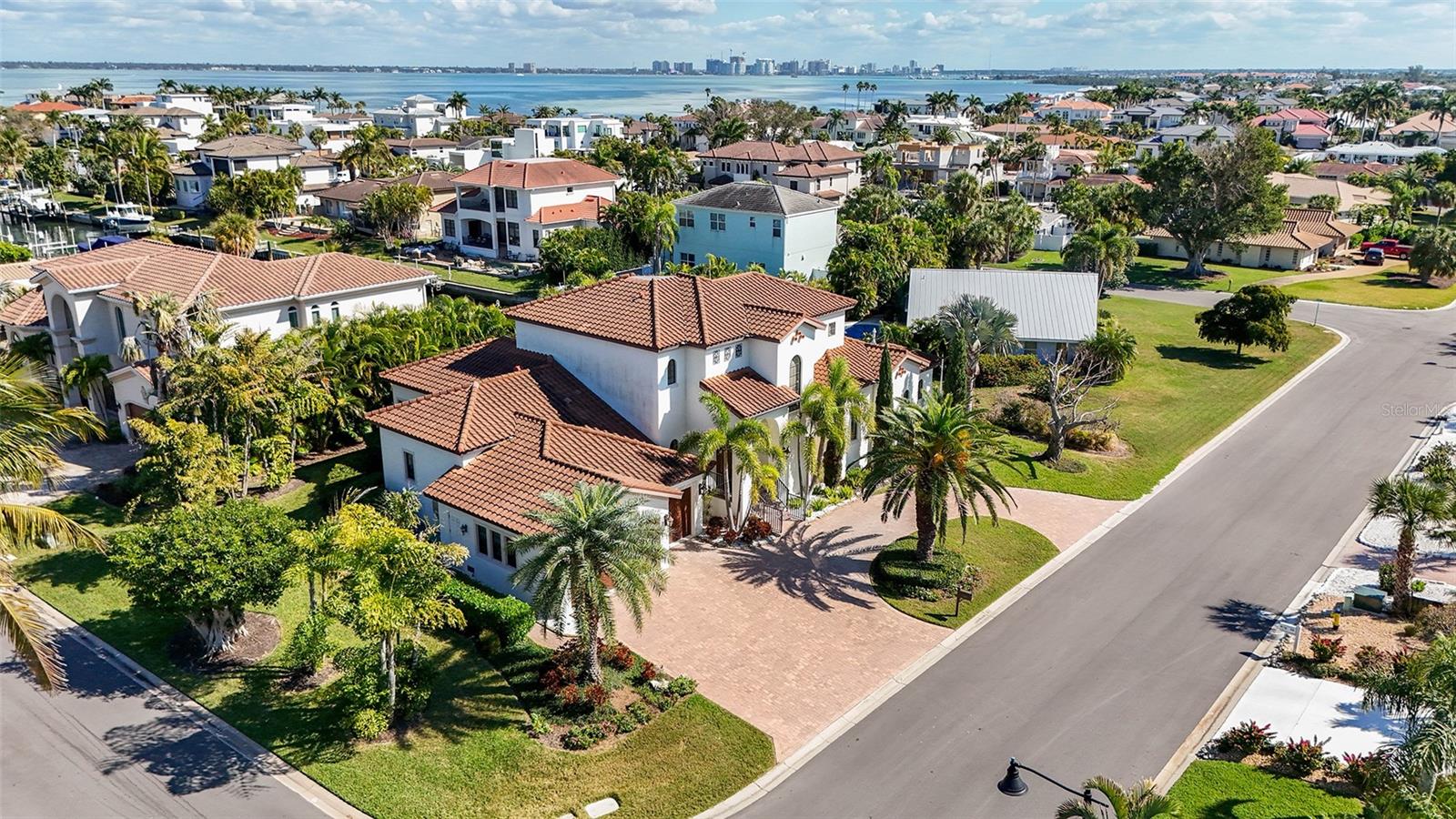 COUNTRY CLUB SHORES - Residential