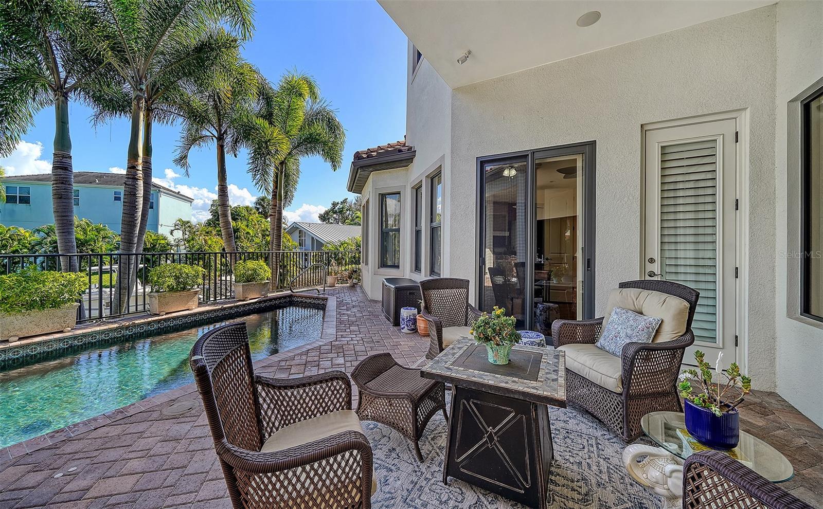 COUNTRY CLUB SHORES - Residential