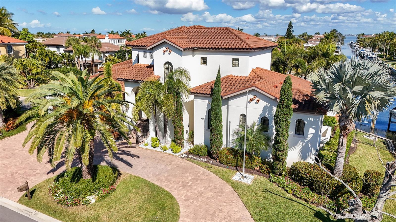 COUNTRY CLUB SHORES - Residential