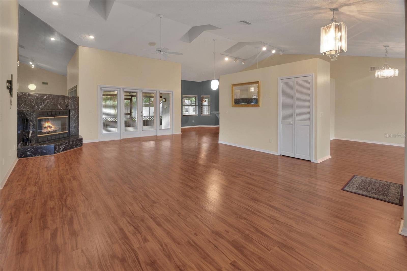 COUNTRY CLUB ESTATES - Residential
