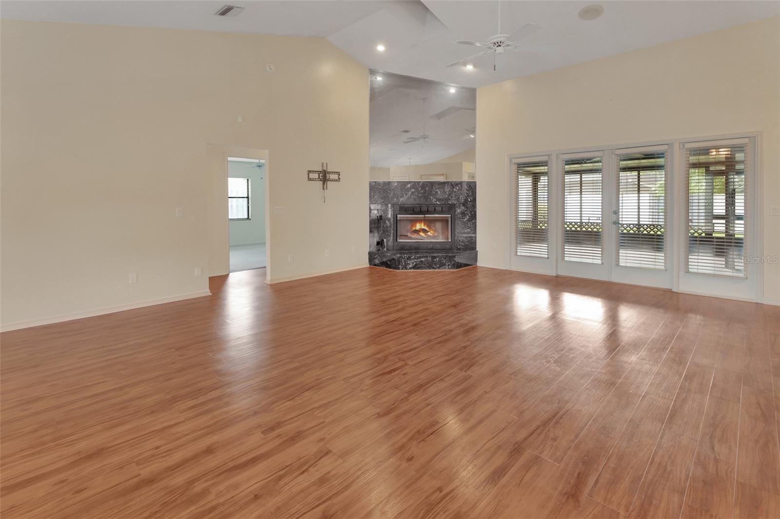 COUNTRY CLUB ESTATES - Residential