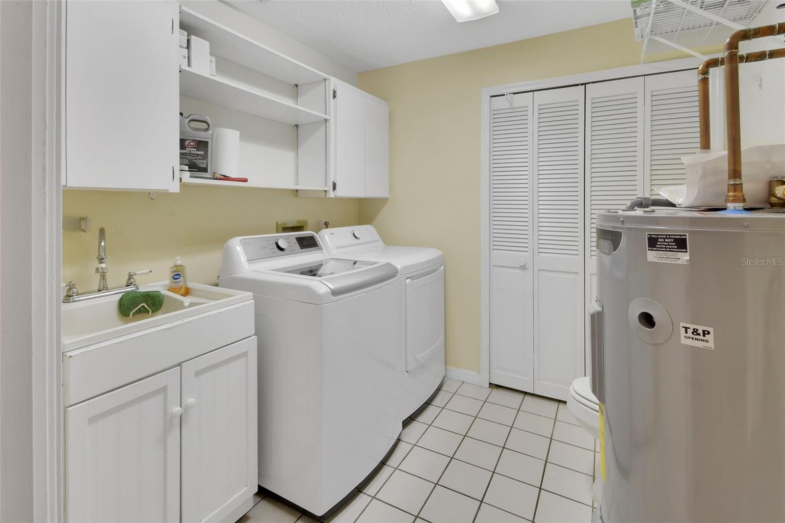 COUNTRY CLUB ESTATES - Residential
