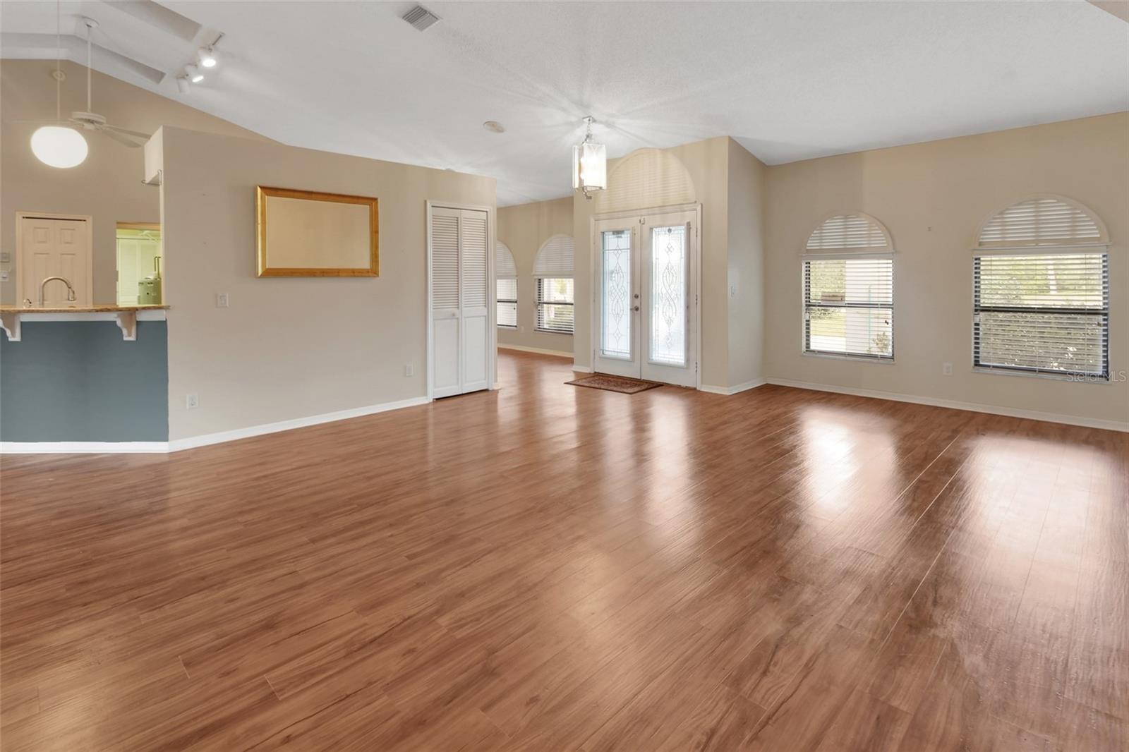 COUNTRY CLUB ESTATES - Residential
