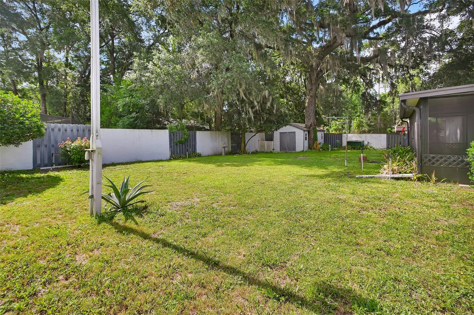 COUNTRY CLUB ESTATES - Residential