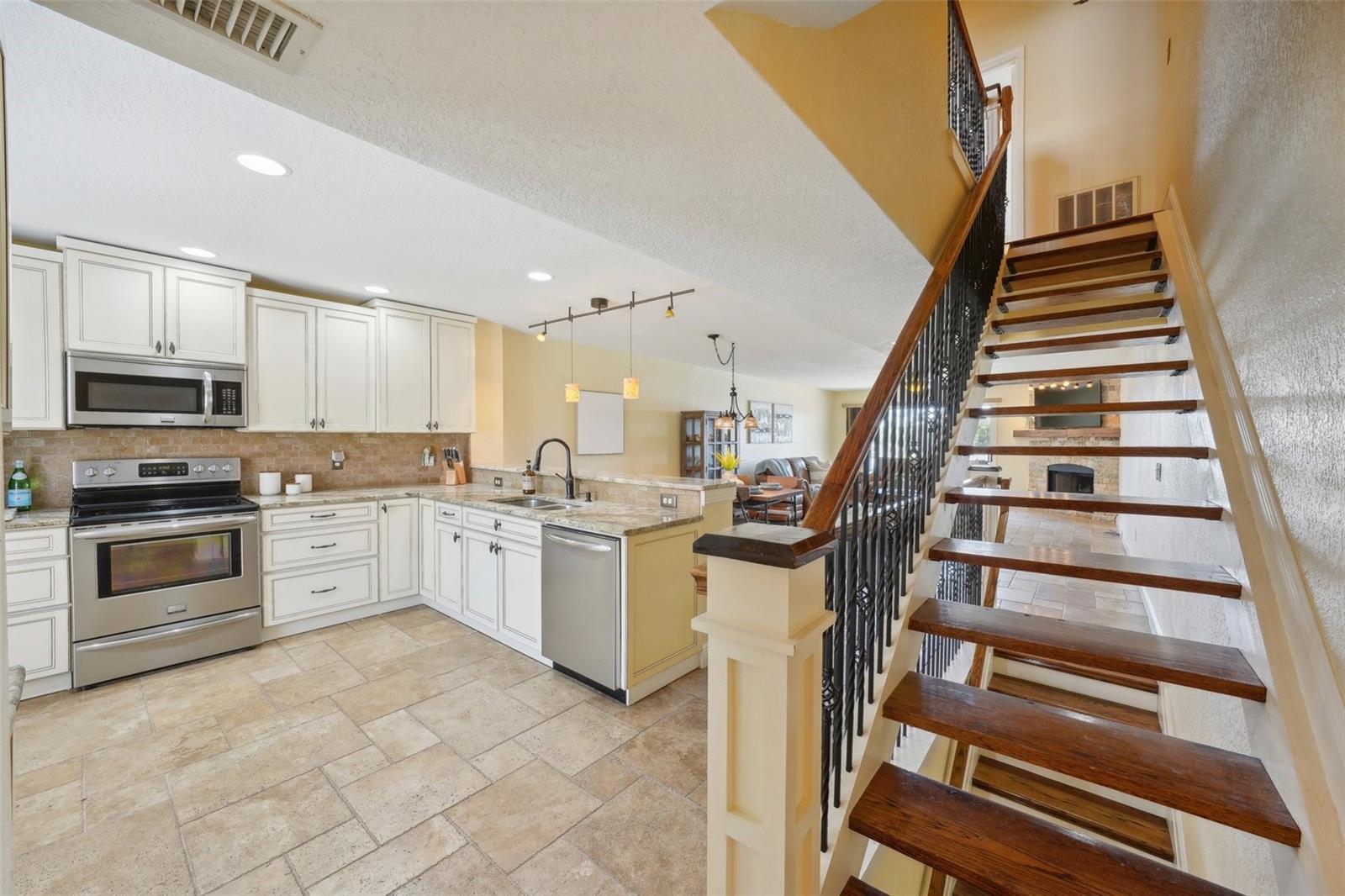 PALM ISLAND TOWNHOMES - Residential Lease