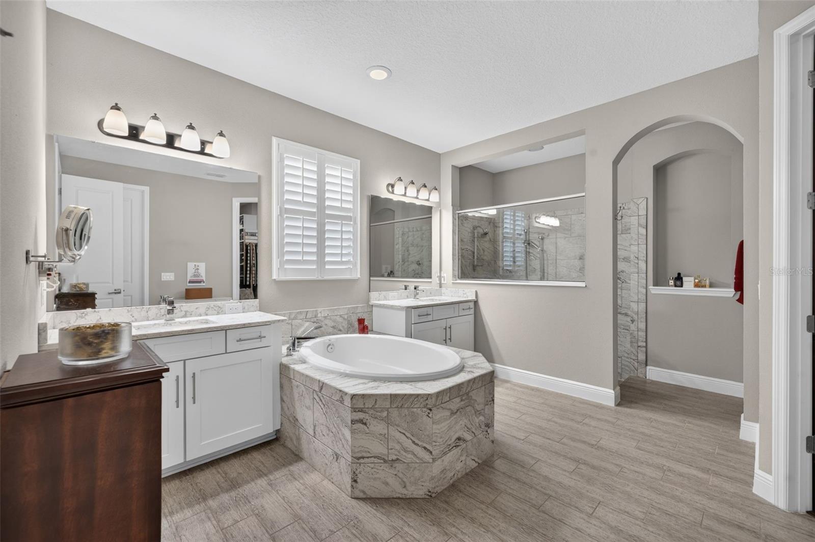 LAKESIDE ESTATES - Residential