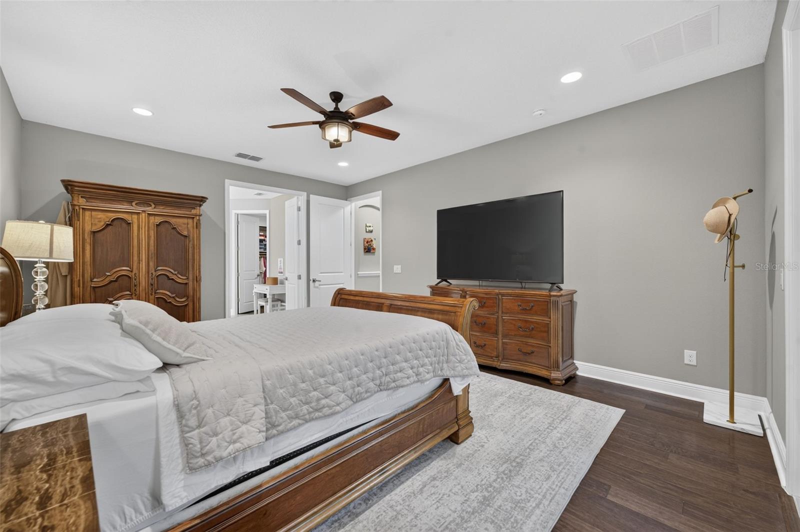 LAKESIDE ESTATES - Residential