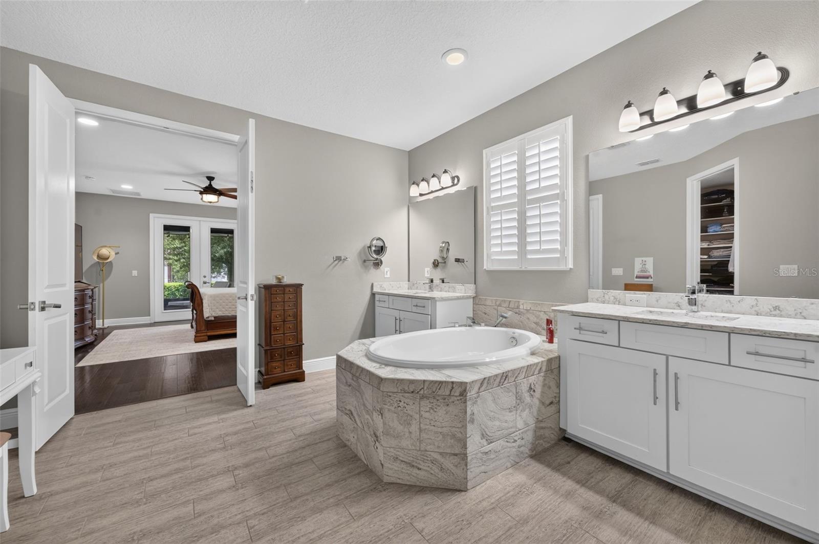 LAKESIDE ESTATES - Residential