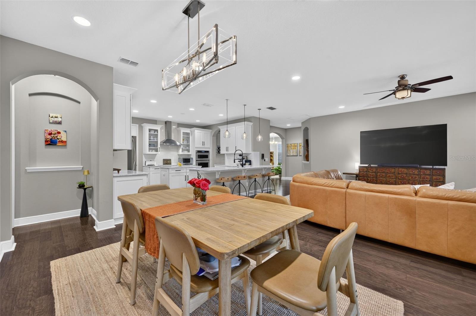 LAKESIDE ESTATES - Residential