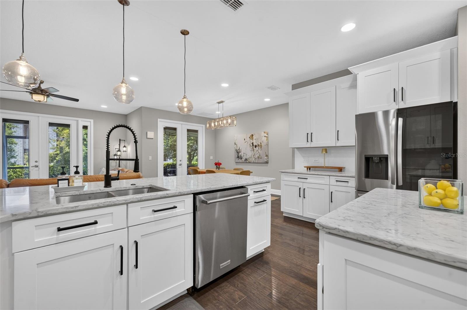 LAKESIDE ESTATES - Residential