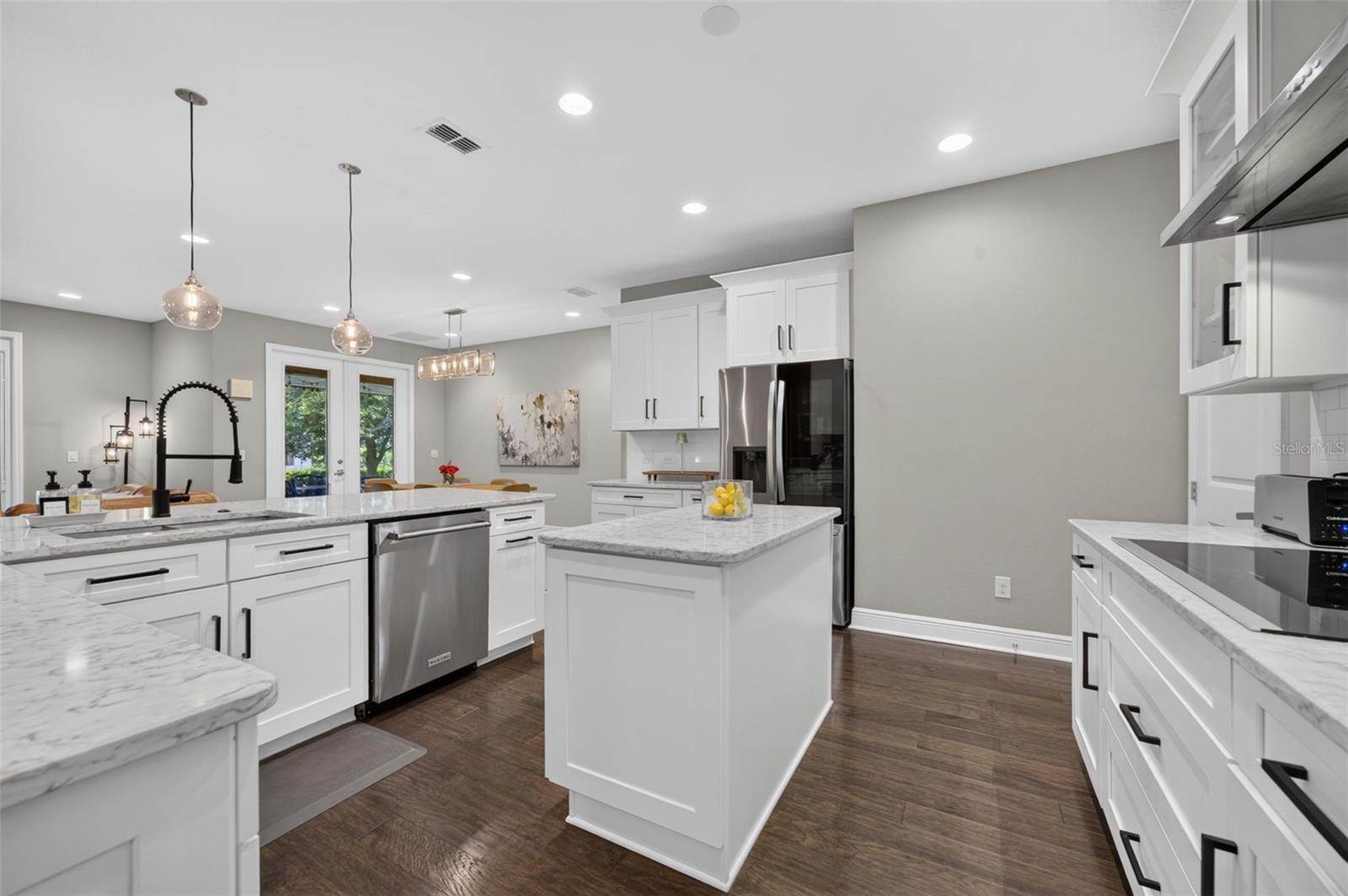 LAKESIDE ESTATES - Residential