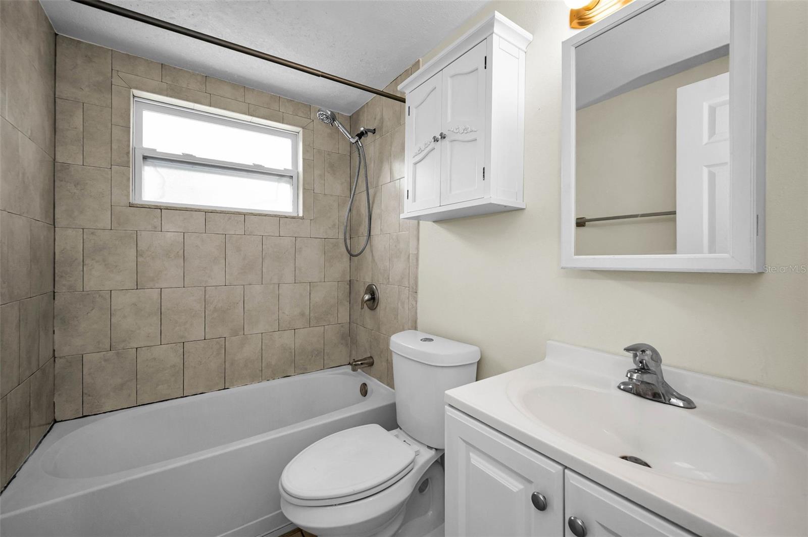 COUNTRY CLUB ESTATES - Residential Lease