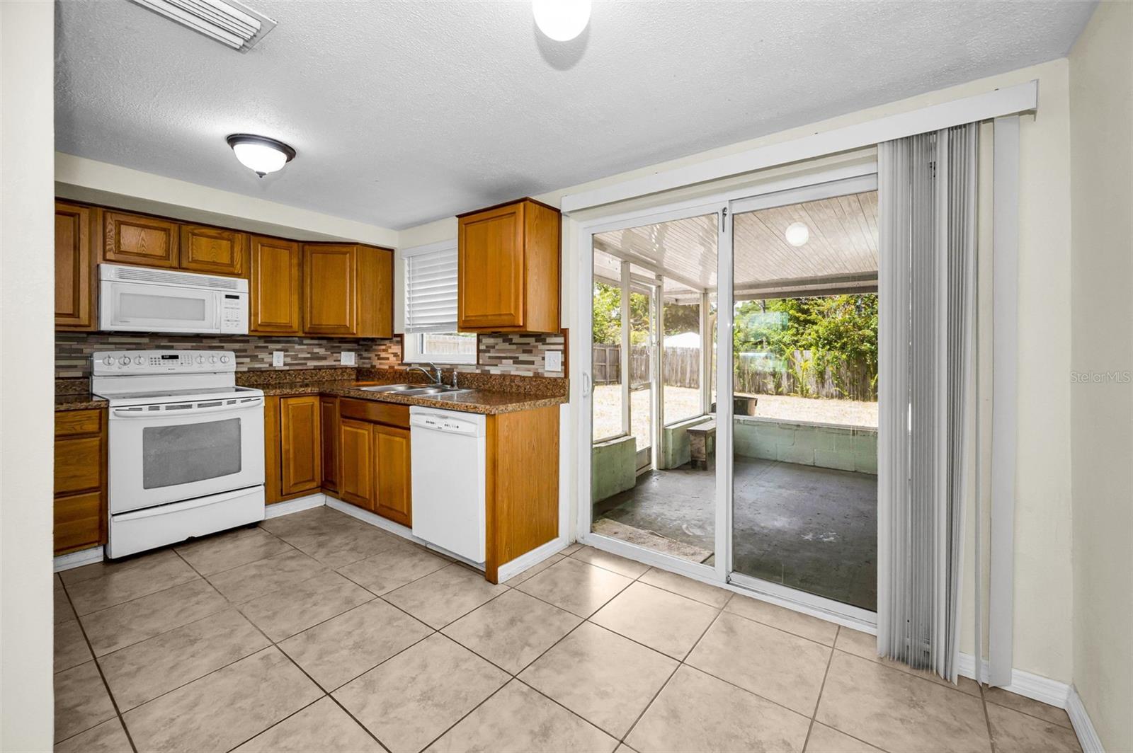 COUNTRY CLUB ESTATES - Residential Lease