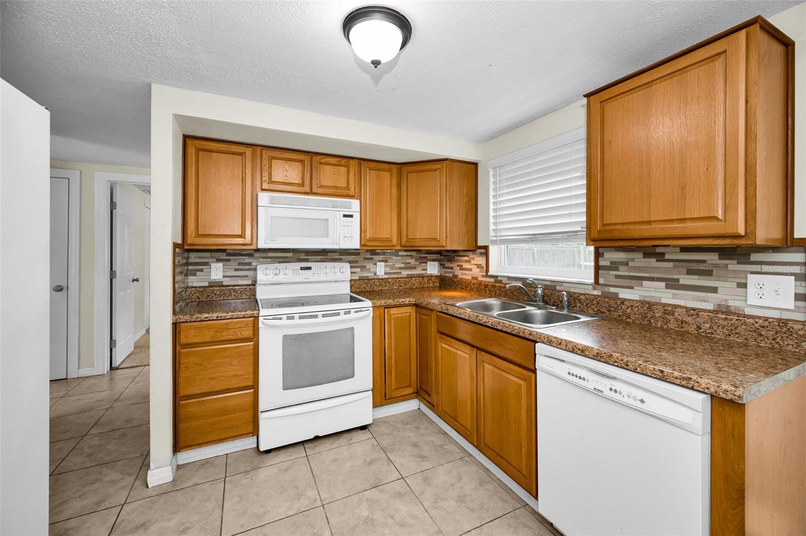 COUNTRY CLUB ESTATES - Residential Lease