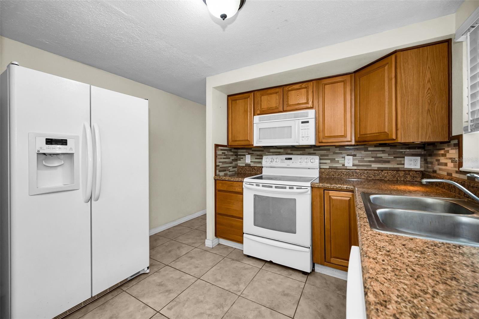 COUNTRY CLUB ESTATES - Residential Lease