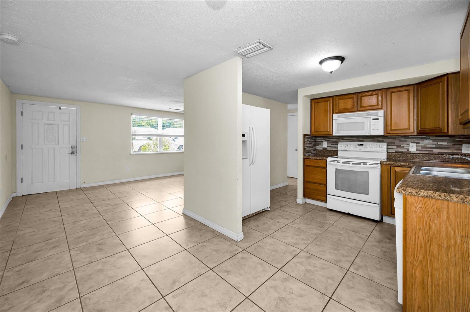 COUNTRY CLUB ESTATES - Residential Lease