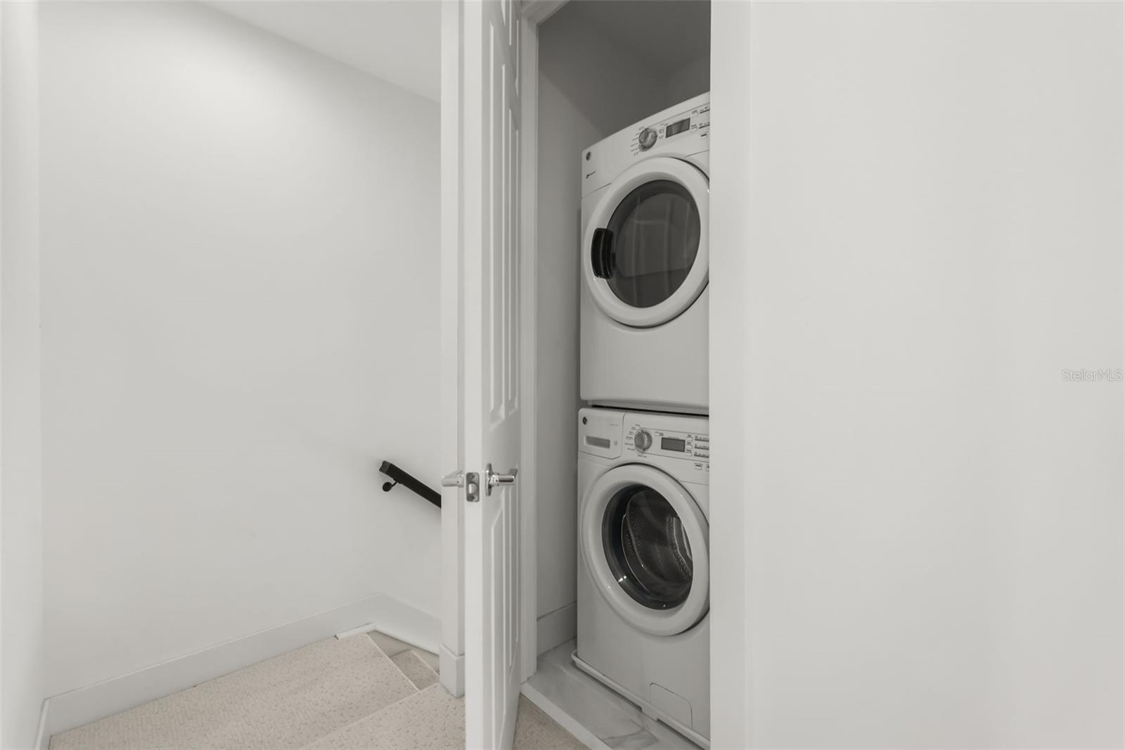 GRANDE OAKS AT HEATHROW - Residential