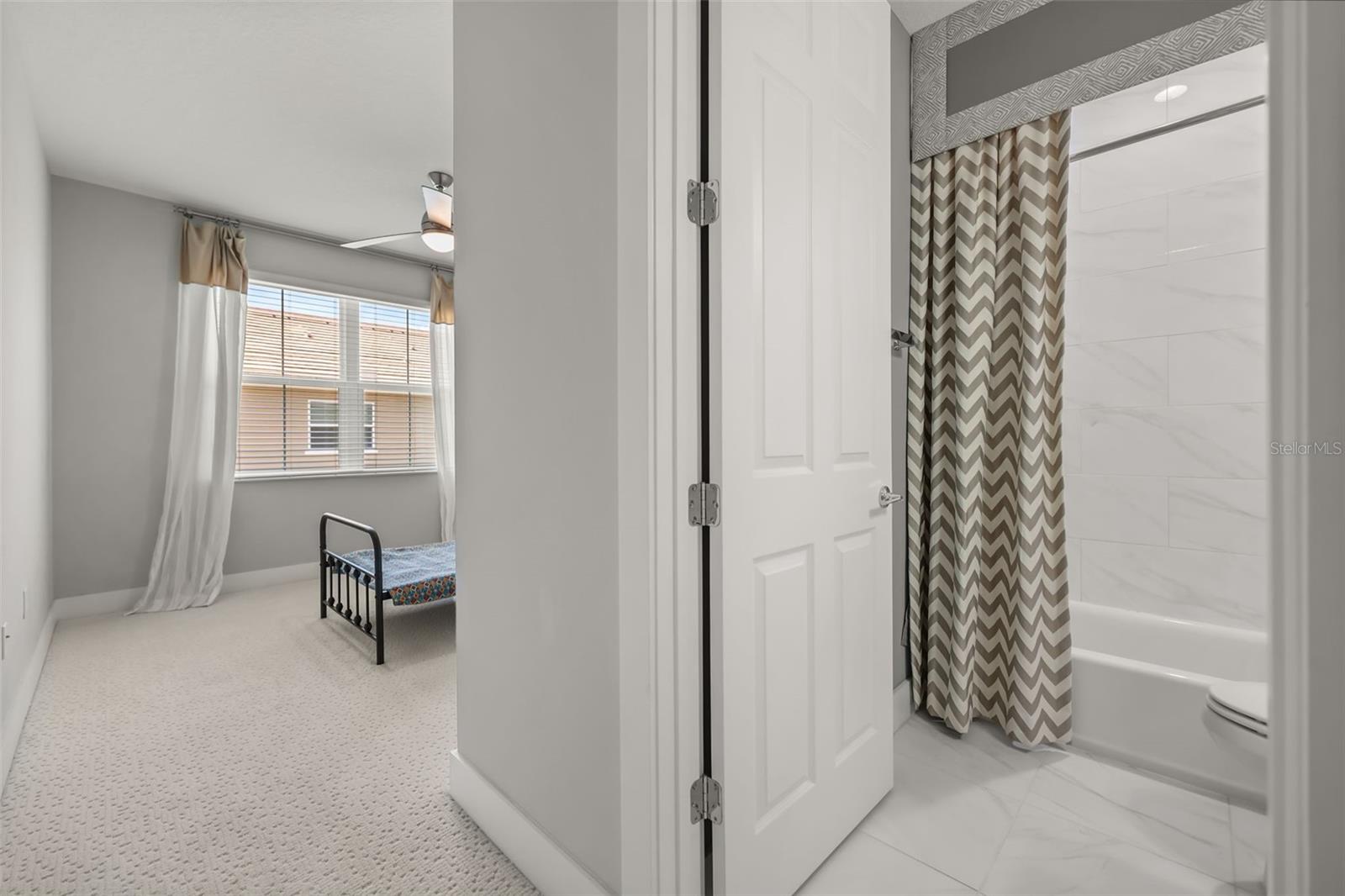 GRANDE OAKS AT HEATHROW - Residential