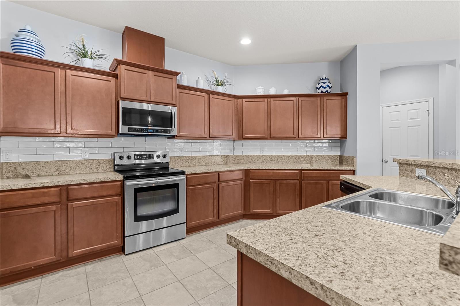 ALEXANDRIA POINTE - Residential