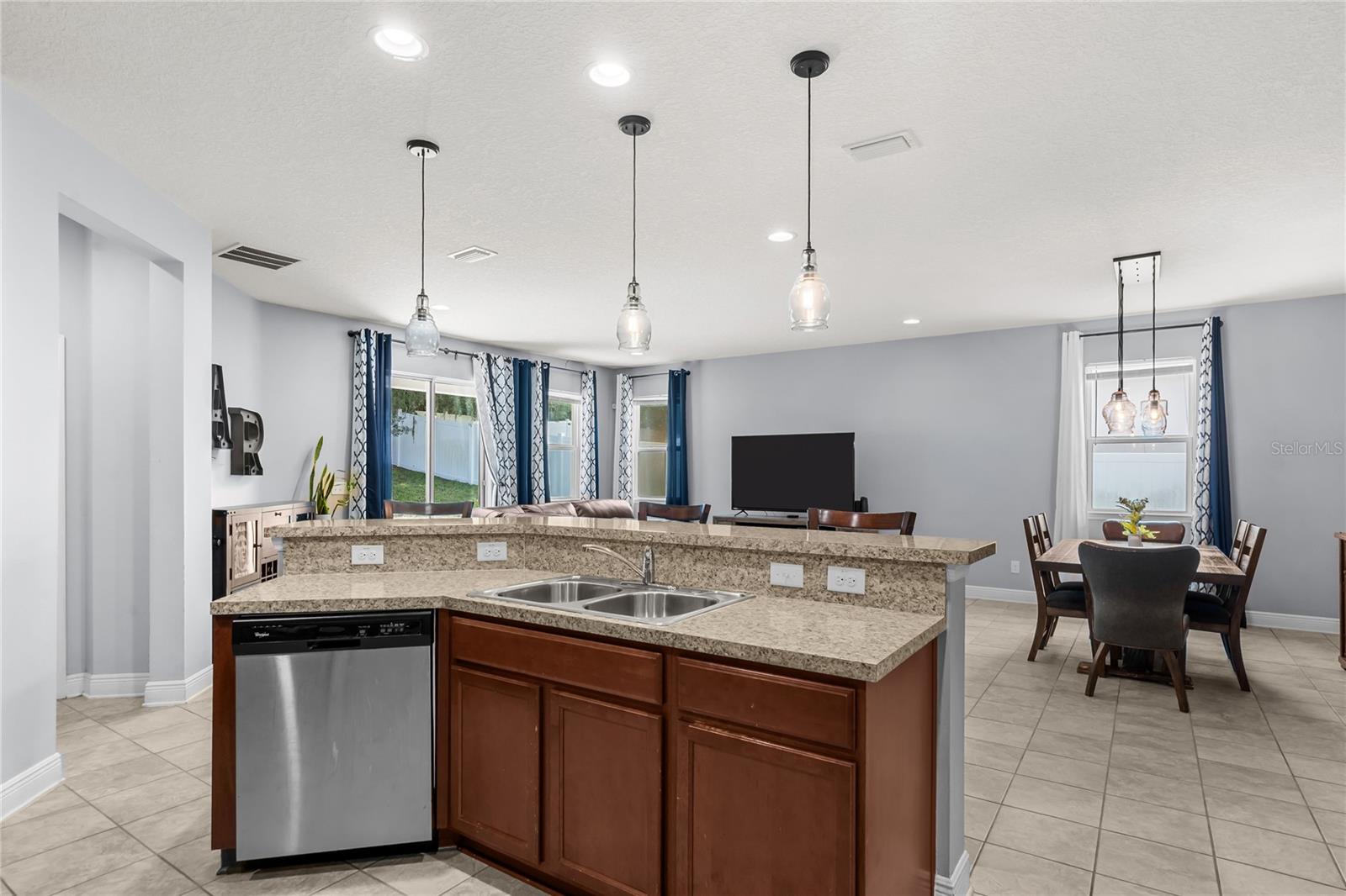 ALEXANDRIA POINTE - Residential