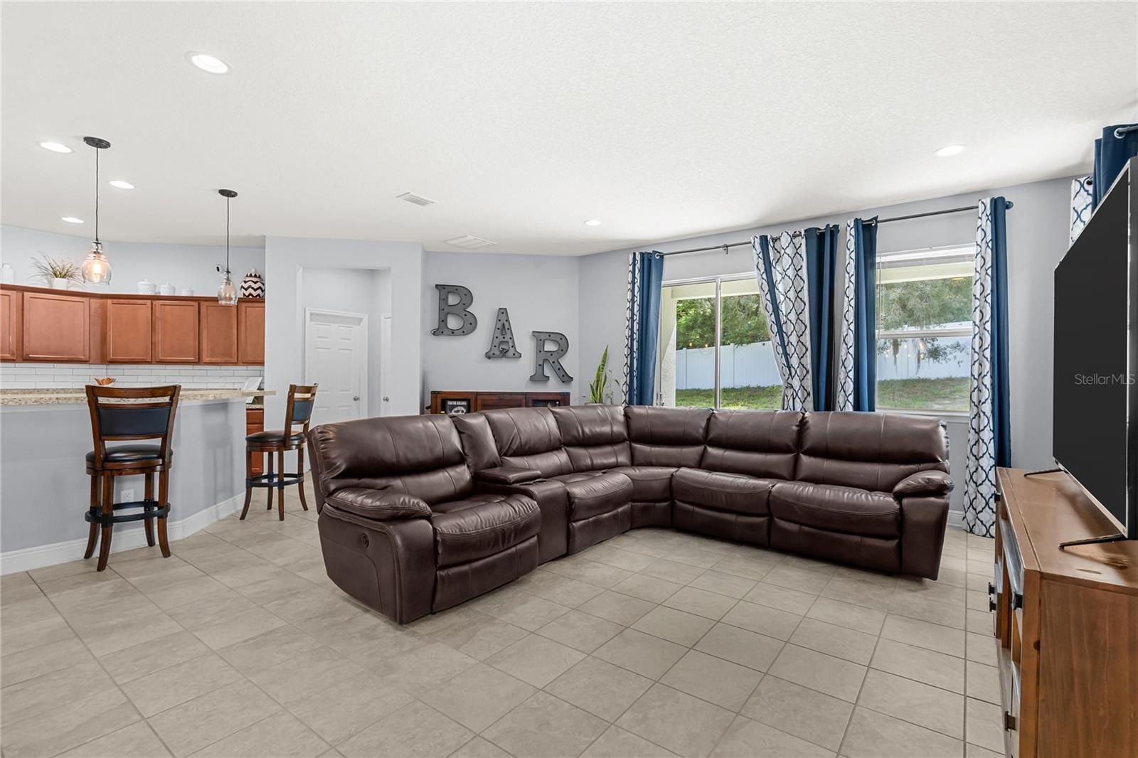 ALEXANDRIA POINTE - Residential