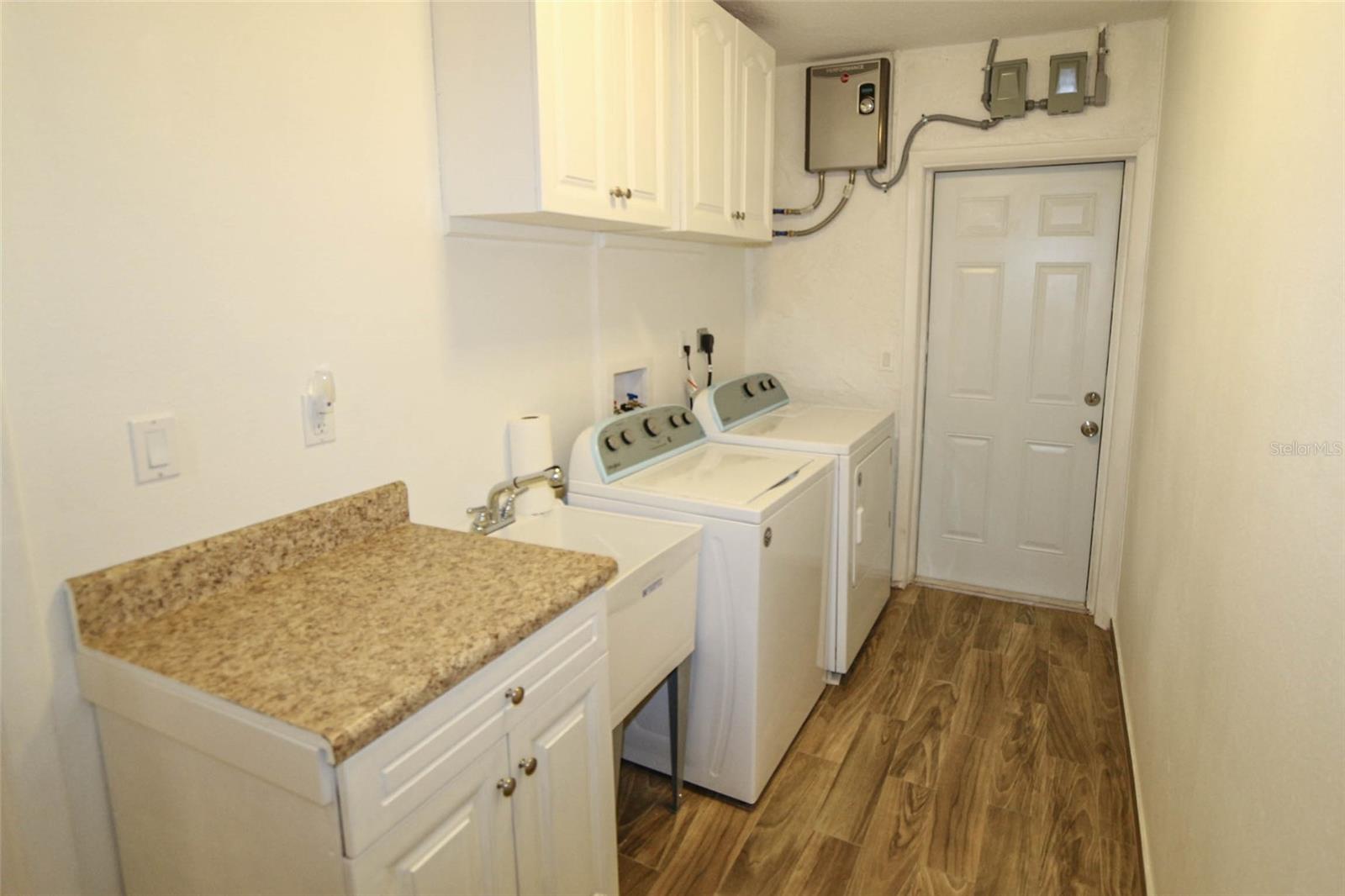 RAVENWOOD MANOR - Residential Lease