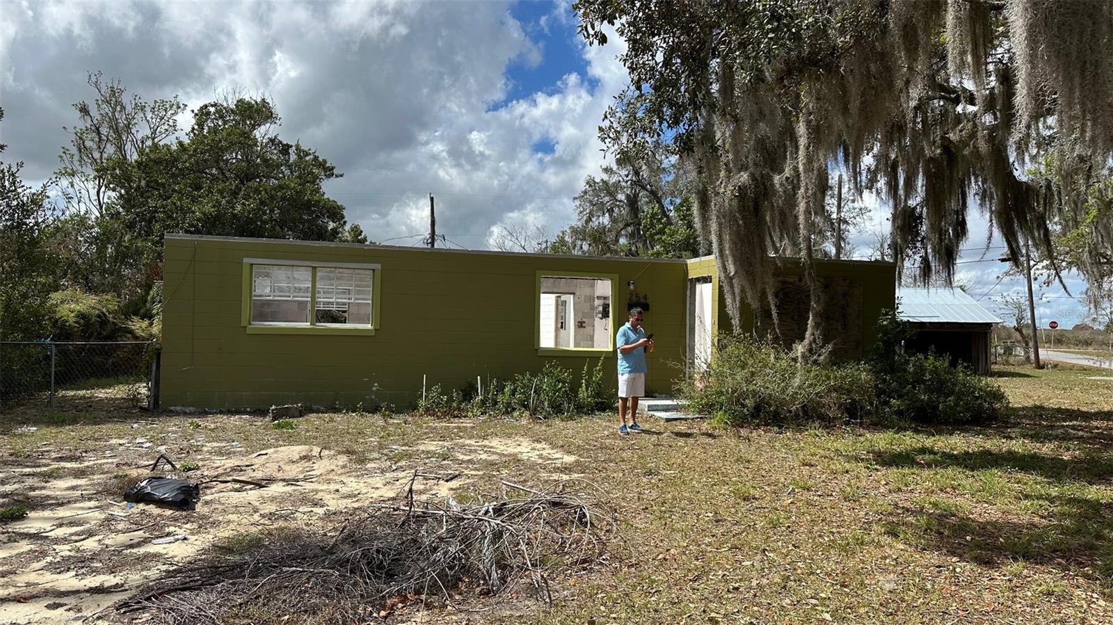 Fix and flip or long term investment opportunity for cash investors in Lake Wales.  This 3 bedroom, 2 bathroom SFU features spacious 1,185 square foot floor plan. Full remodeling scope.