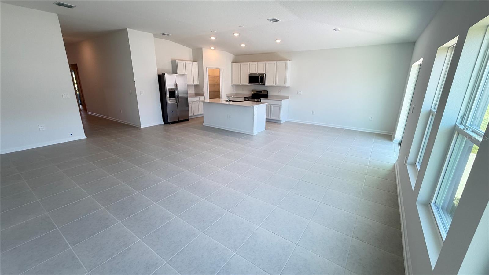 KNIGHTSBRIDGE 50S - Residential Lease