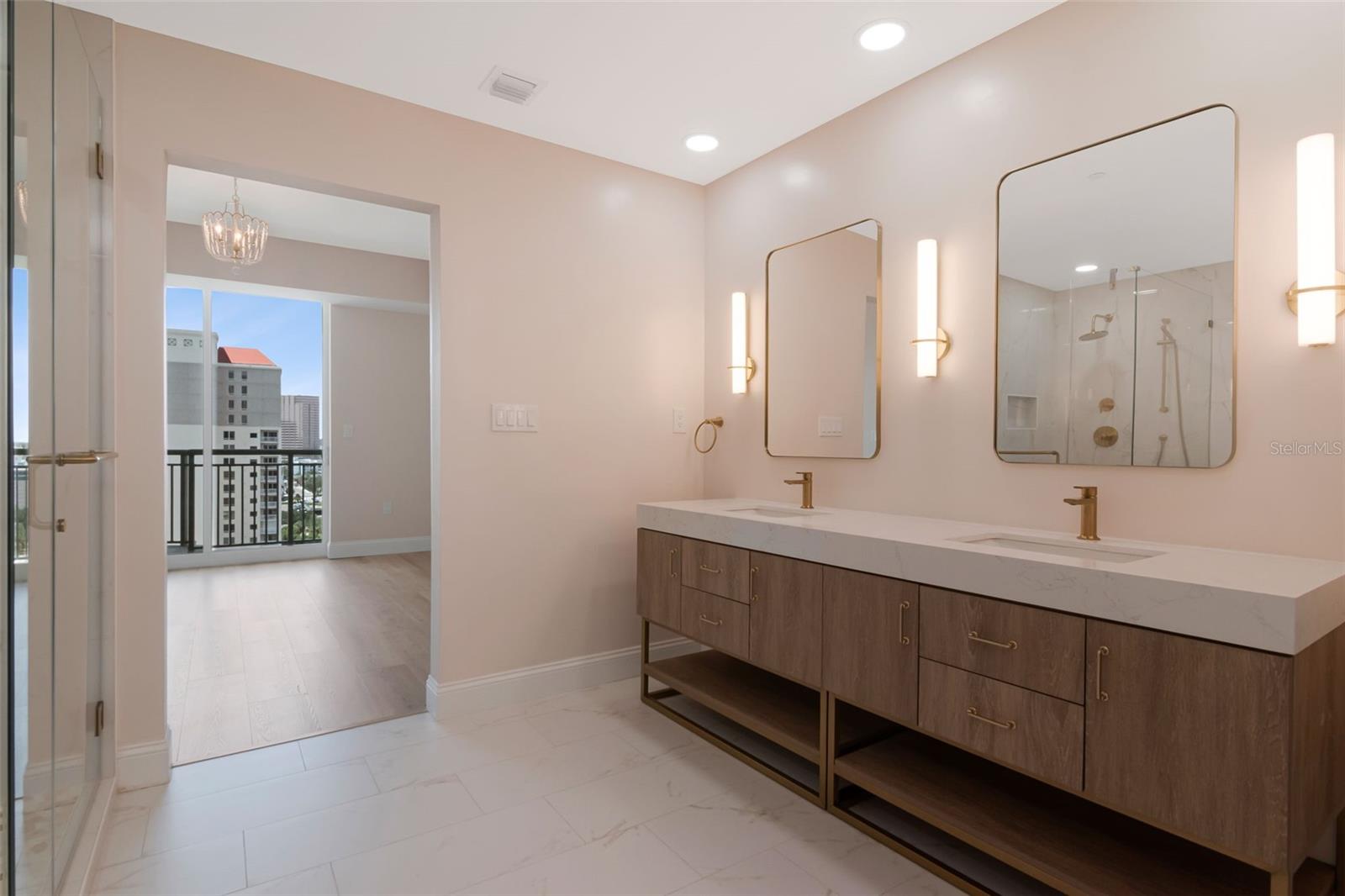 THE PLAZA HARBOUR ISLAND A CON - Residential