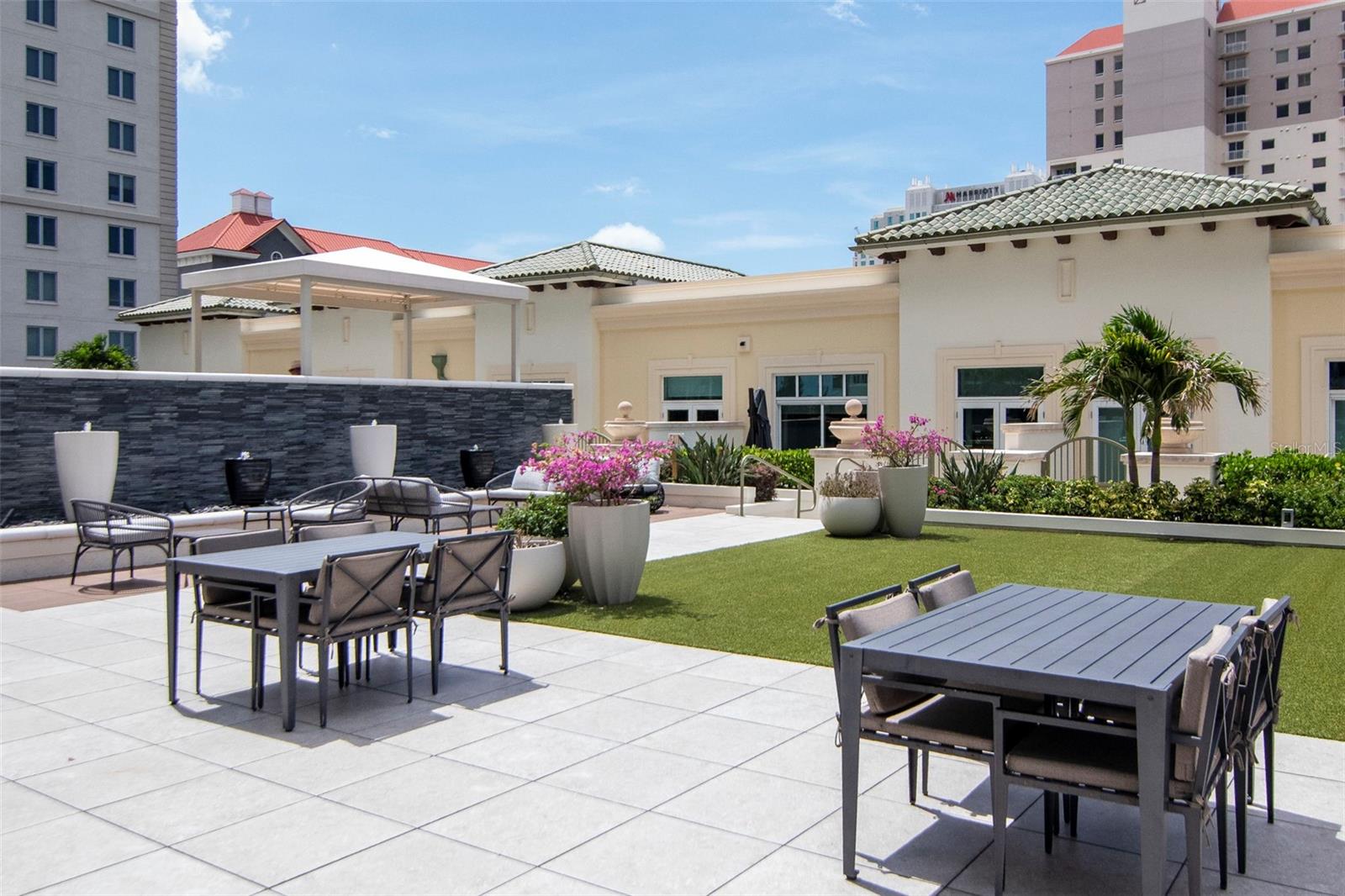 THE PLAZA HARBOUR ISLAND A CON - Residential