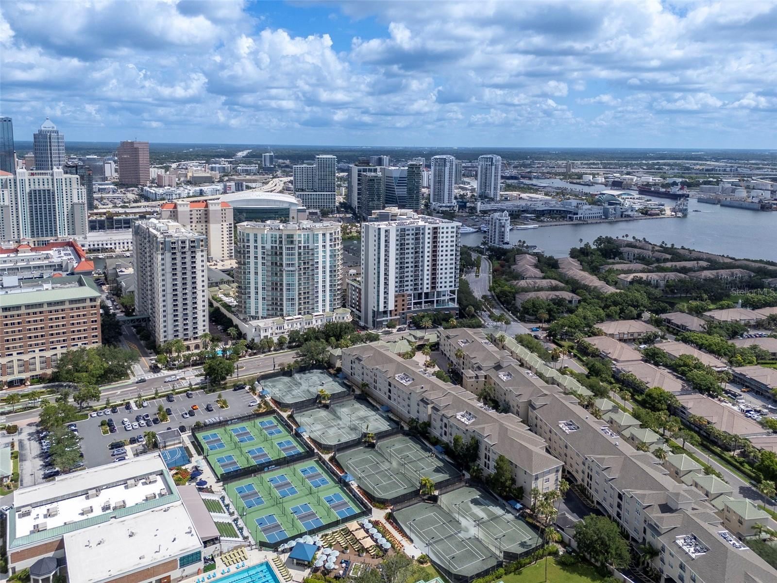 THE PLAZA HARBOUR ISLAND A CON - Residential