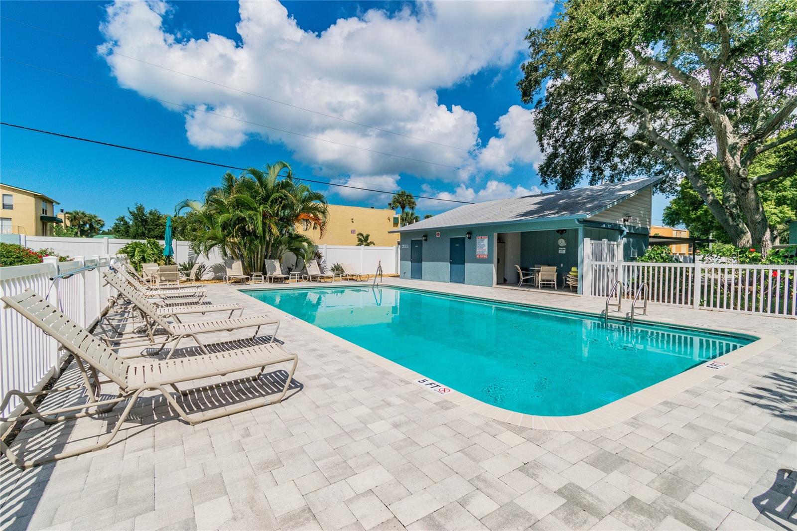 OAKS OF SEMINOLE CONDO - Residential