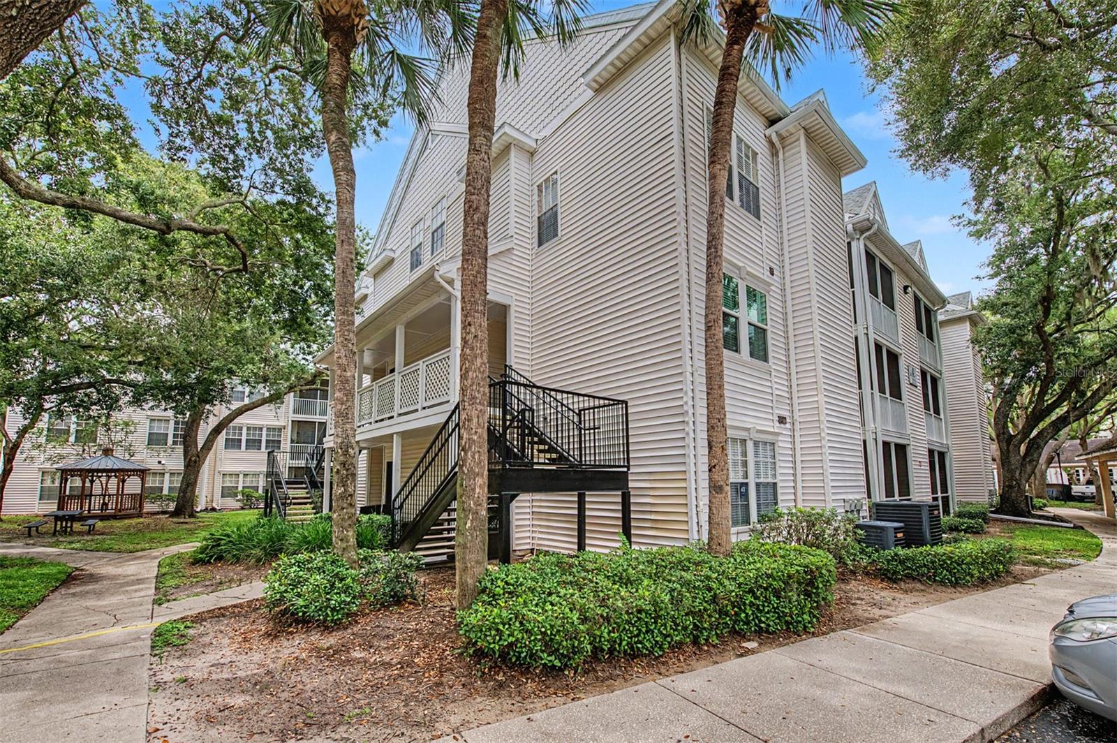 BENTLEY AT COBBS LANDING CONDO THE - Residential