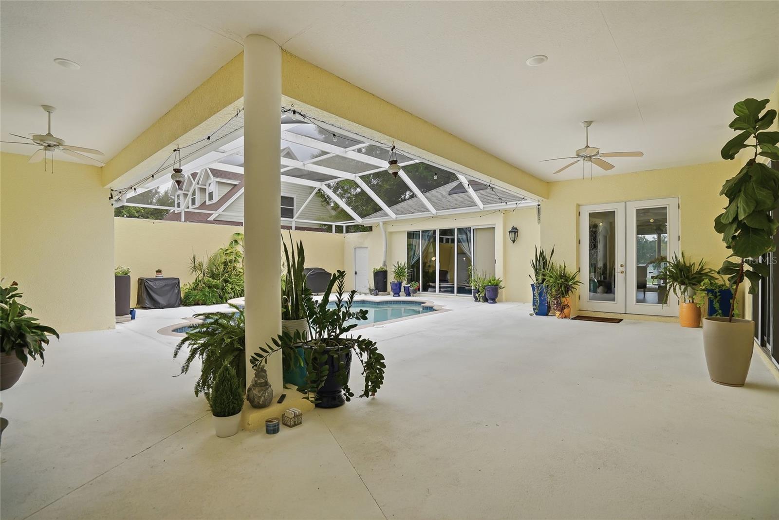 LINCOLNWOOD ESTATES - Residential