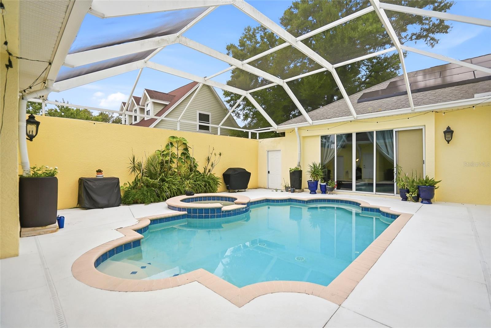 LINCOLNWOOD ESTATES - Residential