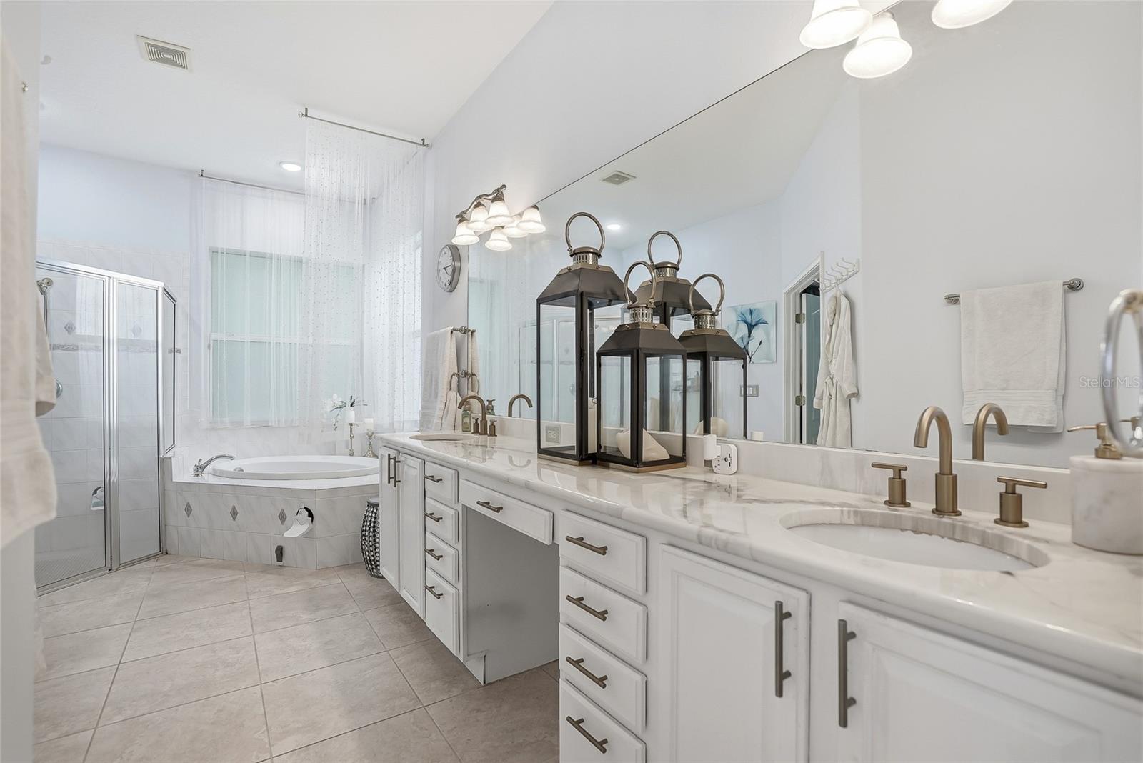 LINCOLNWOOD ESTATES - Residential