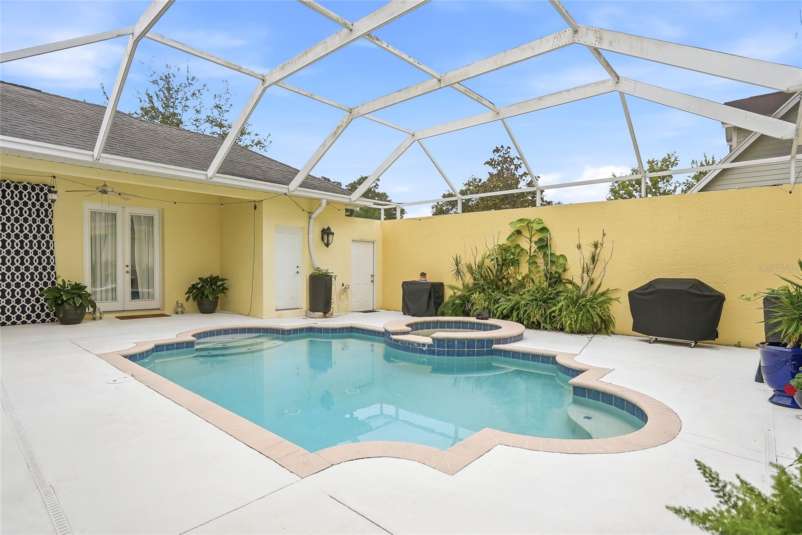 LINCOLNWOOD ESTATES - Residential