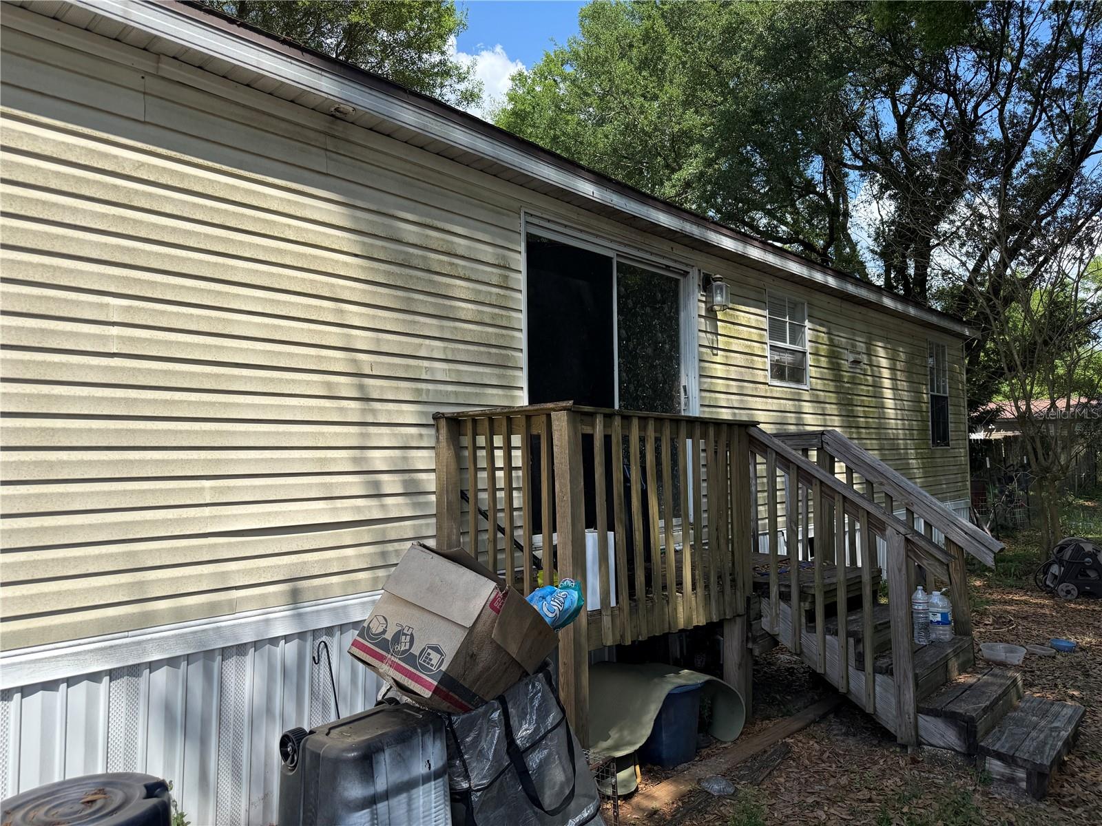 Short Sale. SHORT SALE!  Great investment!  This would make a great rental.  Located close to Belleview, I-75 and The Villages.  Home is going to require
repairs. 3 Bedroom 2 bath. PLEASE BE CAREFUL FRONT AND BACK DOOR STEPS HAVE SOME ROTTEN SPOTS.